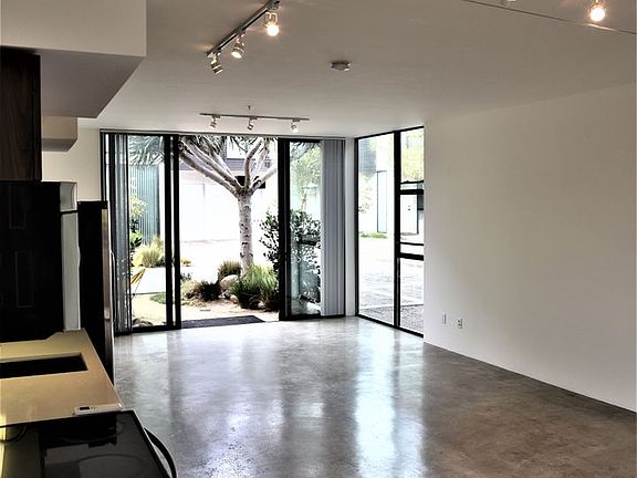 5th image of 3045-3057 E Broadway #3