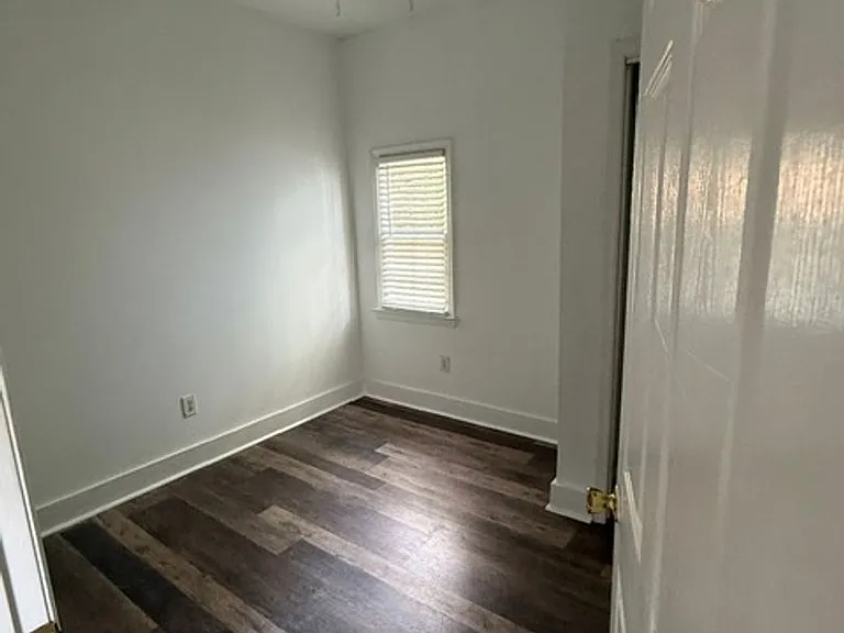 Awesome Three Bedroom One Bath Home - Downtown Charleston - Excellent Location! — Photo 11