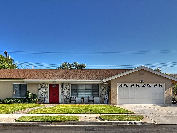 great curb appeal w/ pavers