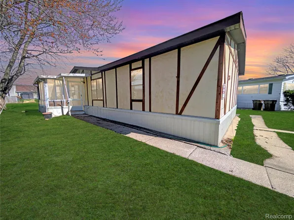 26 Carmell St, Belleville, MI 48111