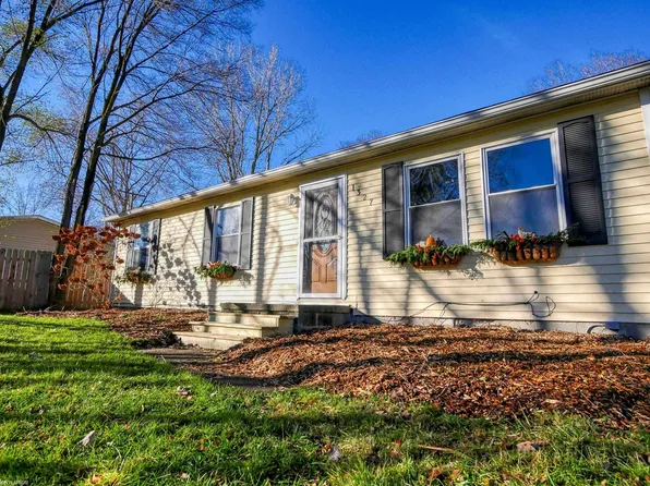1327 N Pine River Rd, Smiths Creek, MI 48074