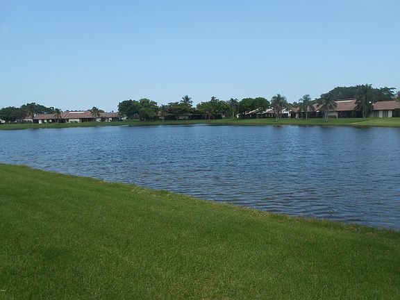3rd image of 5519 Parkwalk Cir E
