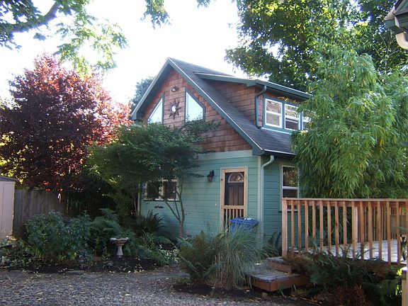 Adorable rentable cottage in back