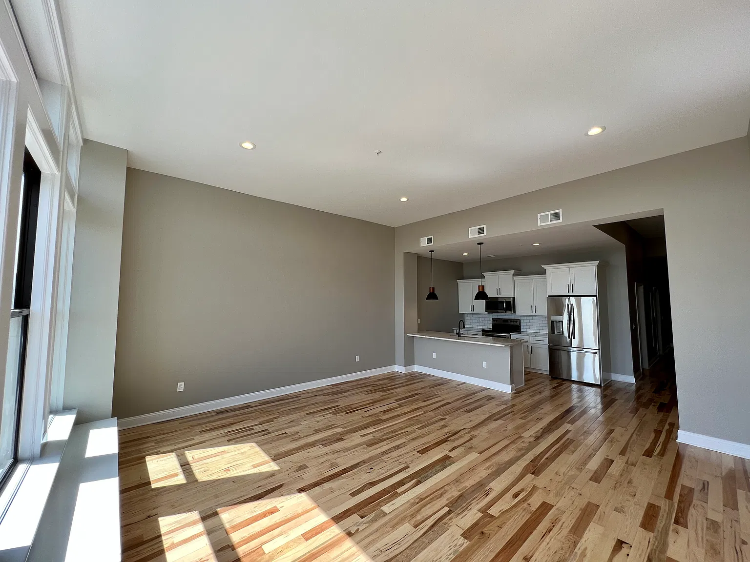 1 bed, 943 sqft, $1,950 — Photo 4