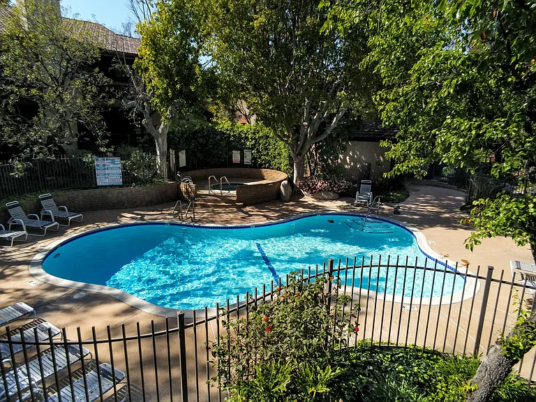 21931 Burbank Blvd #17 — Photo 35