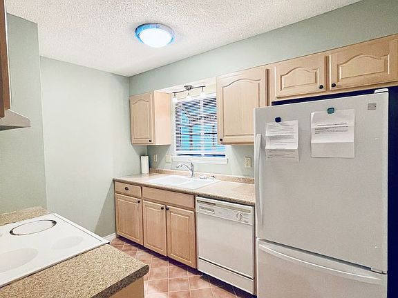 4th image of 606 Emerald Ln