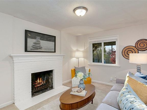 Spacious family room. Unit is unfurnished - marketing picture only.