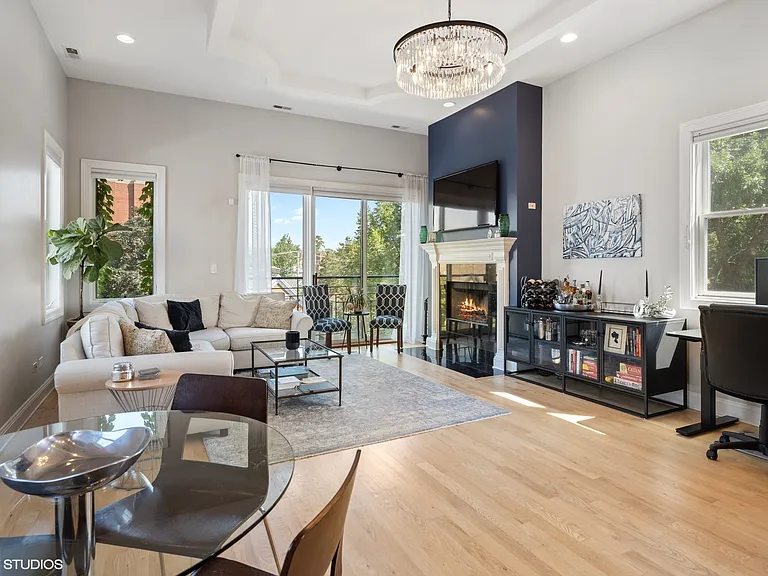 2127 W Walton St #3 — Photo 11