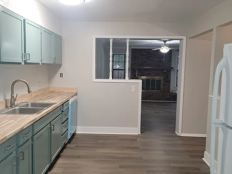 2610 Demaret Dr — Photo 3