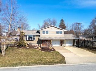 1512 Hillside Dr, Bettendorf, IA