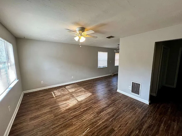301 Dixie Dr #H2 — Photo 2