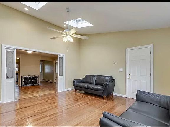 2nd image of 8 Blueberry Ln