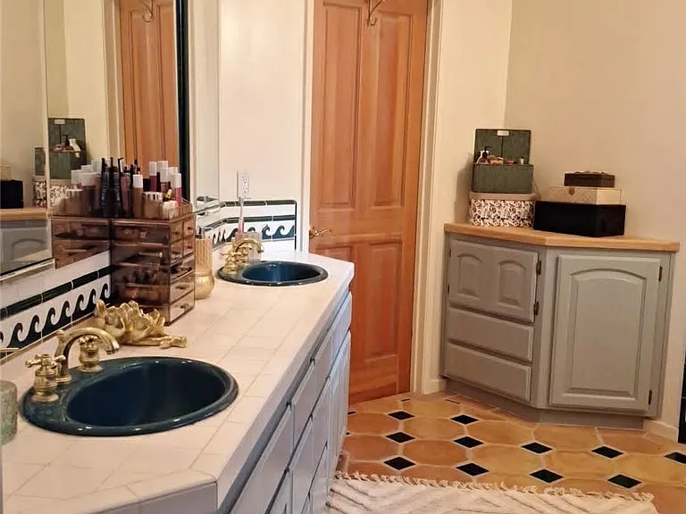 21425 Sawpit Canyon Rd — Photo 6