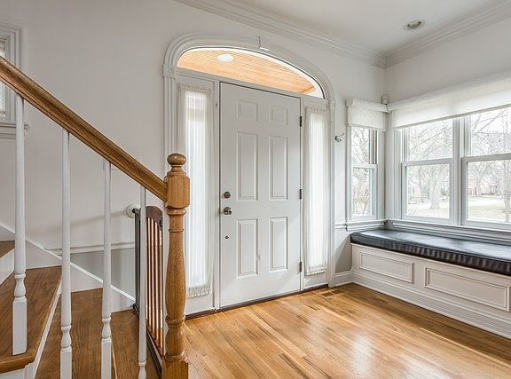 2nd image of 801 Ouilmette Ln