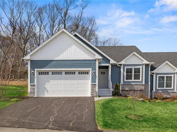 52 Deer Run Xing #9, Warwick, RI 02886