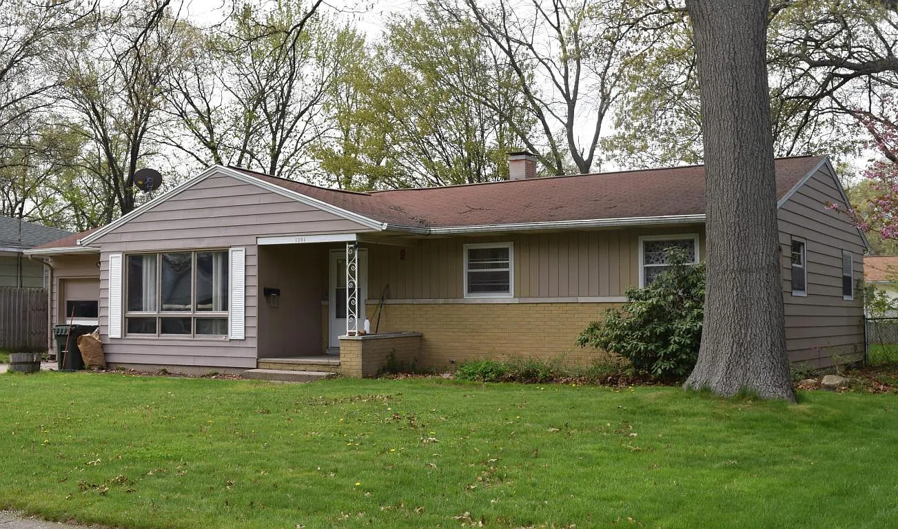 1391 Eastwood Dr photo 1