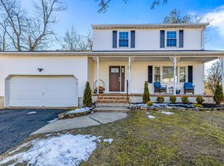 7 Windsor Ct, Hazlet, NJ 07730