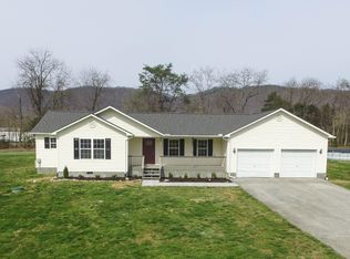 153 E Memorial Ln, Jacksboro, TN 37757