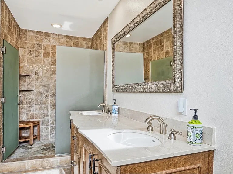 42 Colonial Dr — Photo 15