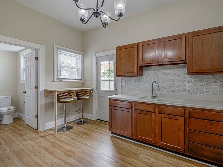 837 Franklin St — Photo 11