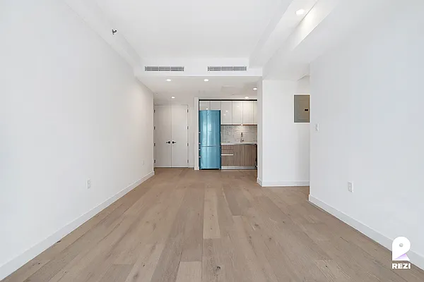 Rented by REZI | media 19