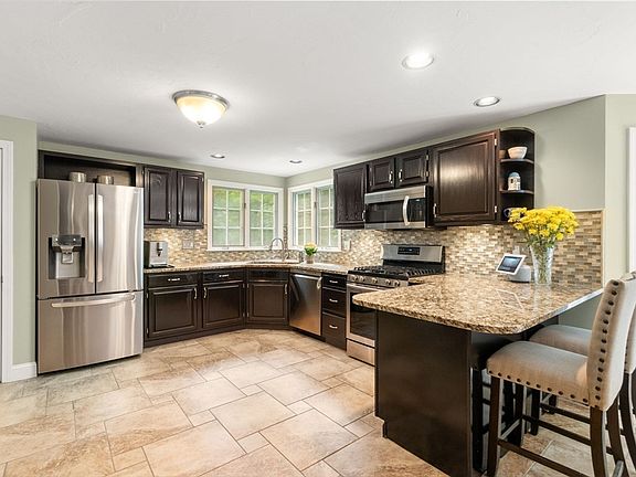 5th image of 27 Lancashire Dr