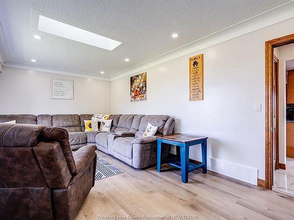 2nd image of 252 E Road 7 E