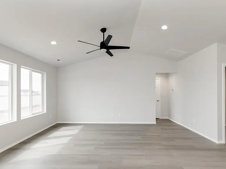 765 SW Alpha St — Photo 11