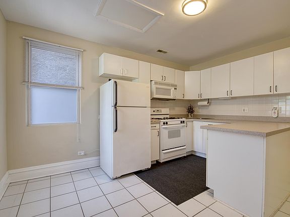 3rd image of 3519 N Ravenswood Ave