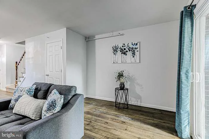 323 Sweet Briar Ct — Photo 16