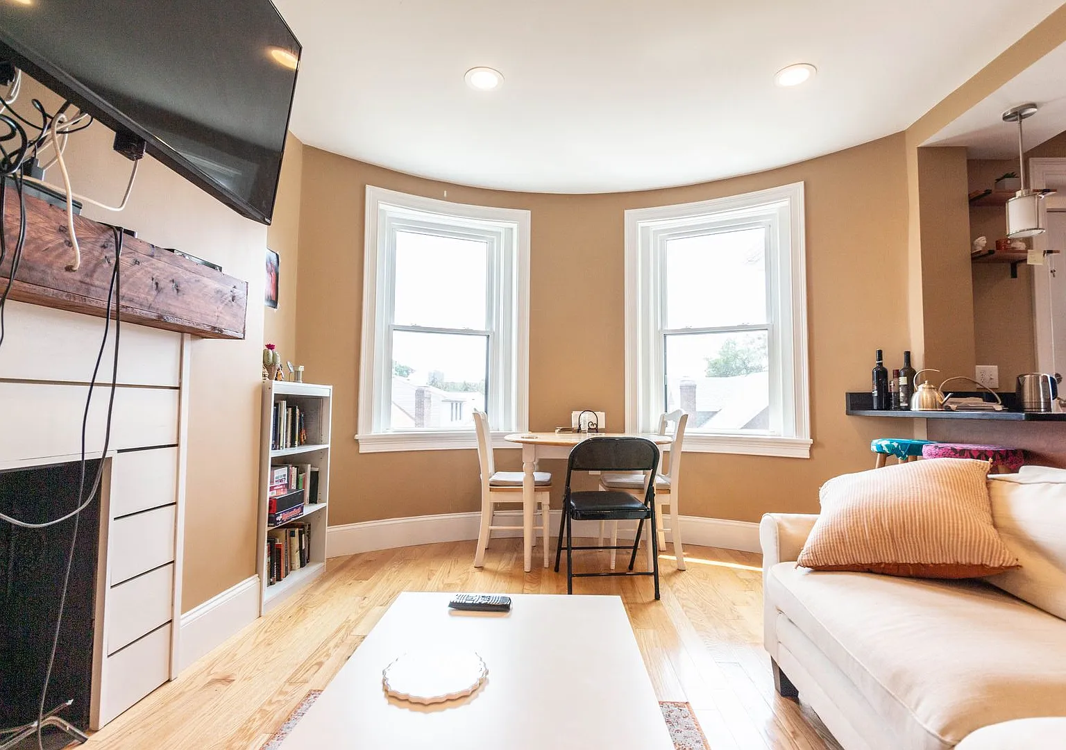 No Broker Fee! Brookline Village 4 Bed/2 Bath With In-Unit Laundry For 9/1 — Photo 2