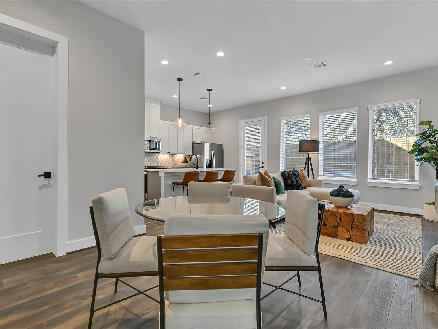 4 bed, 2.5 bath, 1761 sqft, $2,400 — Photo 4