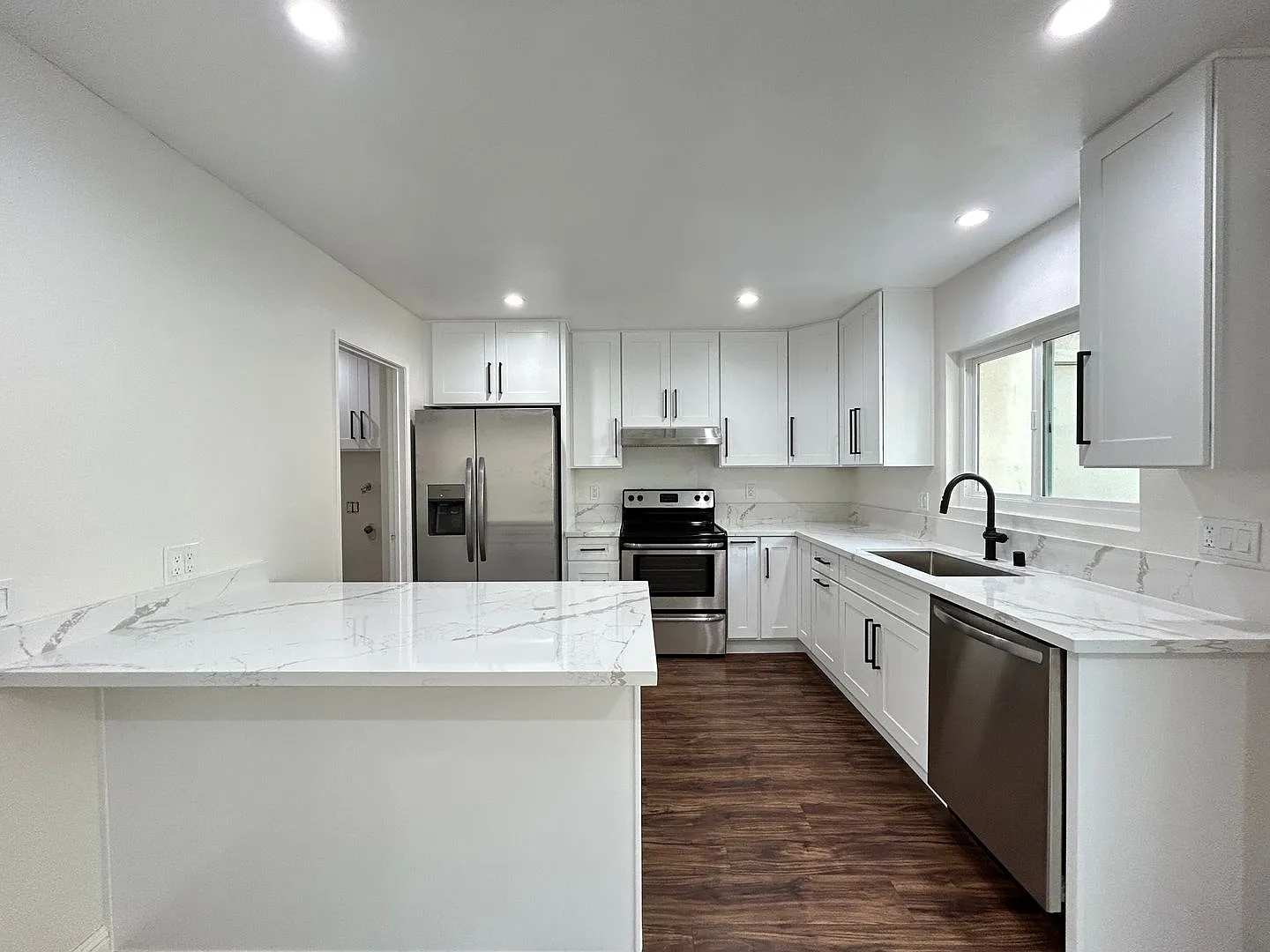 Private 3 Bedroom End Unit Condo in Orange with Trees View — Photo 2