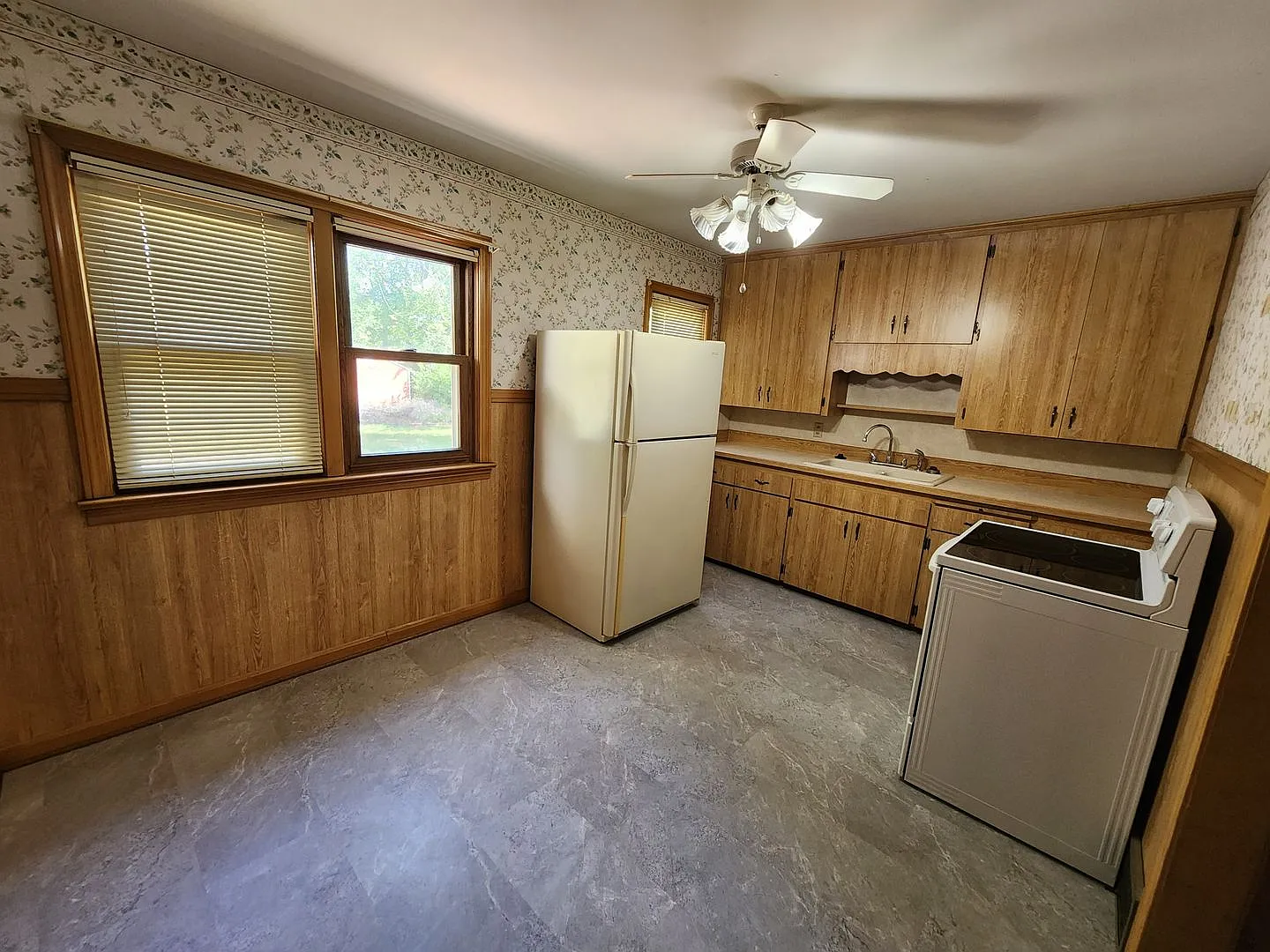 1720 S Woodlawn - 2 Bedroom, 1 Bathroom Home with 1 Car Garage - $995 — Photo 1