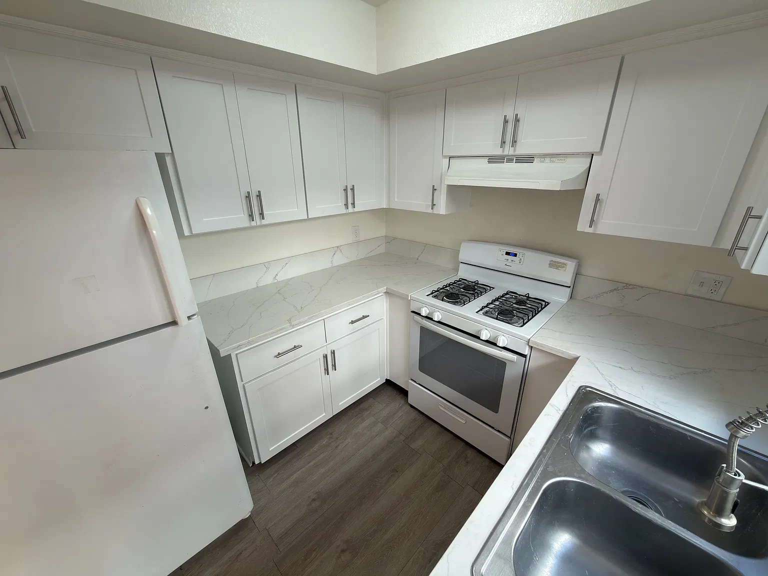814 E Windsor Rd — Photo 2