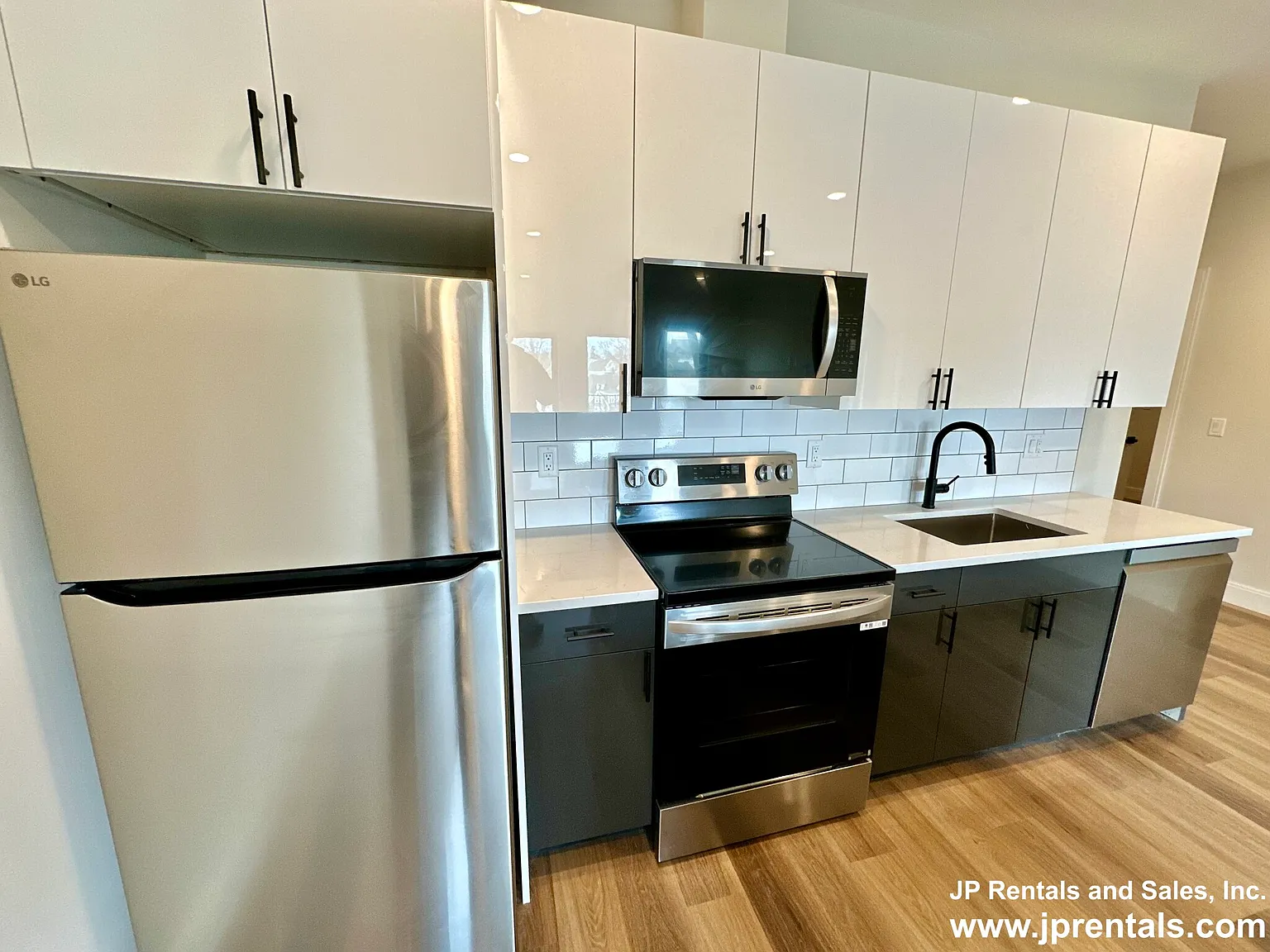 1 bed, 2.0 bath, 909 sqft, $2,795 — Photo 3