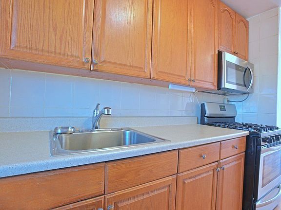 4th image of 100 W 94th St APT 15E