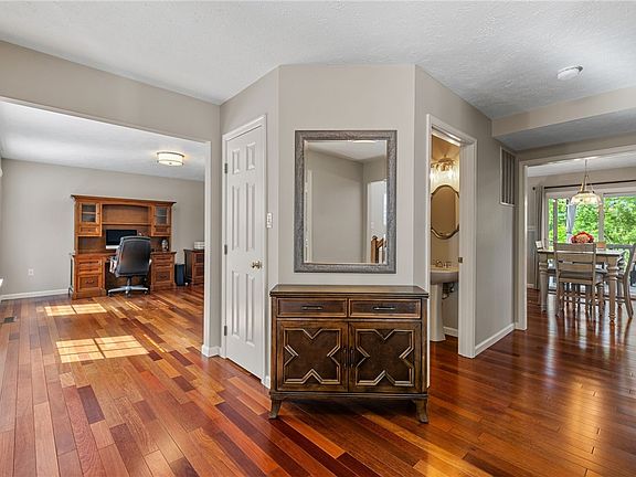 4th image of 706 Williamsburg Ct