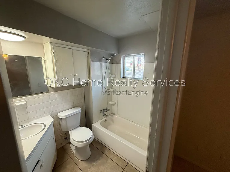 2108 SW 51st St #3 — Photo 1