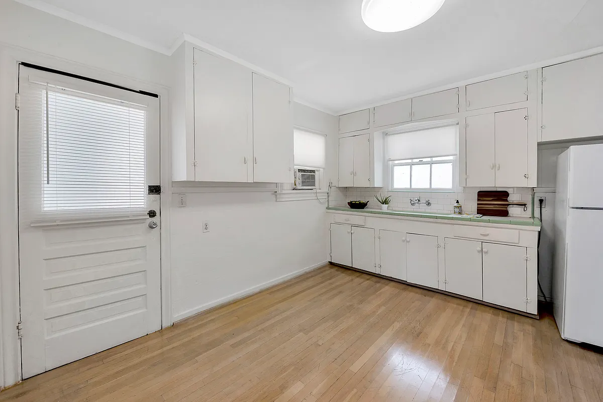 Kitchen with space for a small dining table - 1509 Enid St #B
