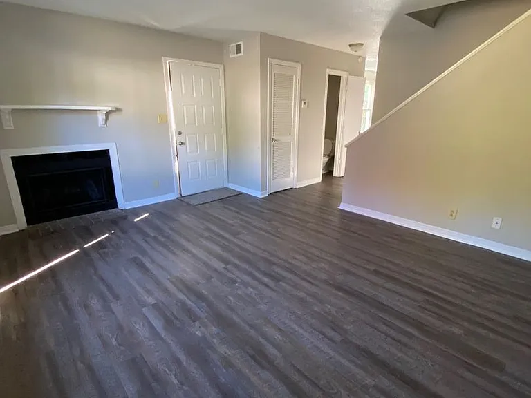 102A Kingsbury Ct — Photo 3