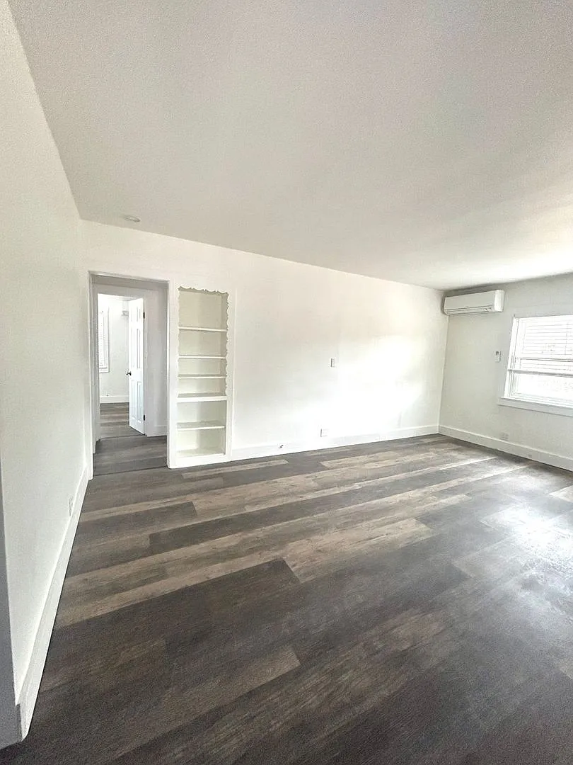 Newly Renovated 2 Bedroom 1 Bathroom Home — Photo 3
