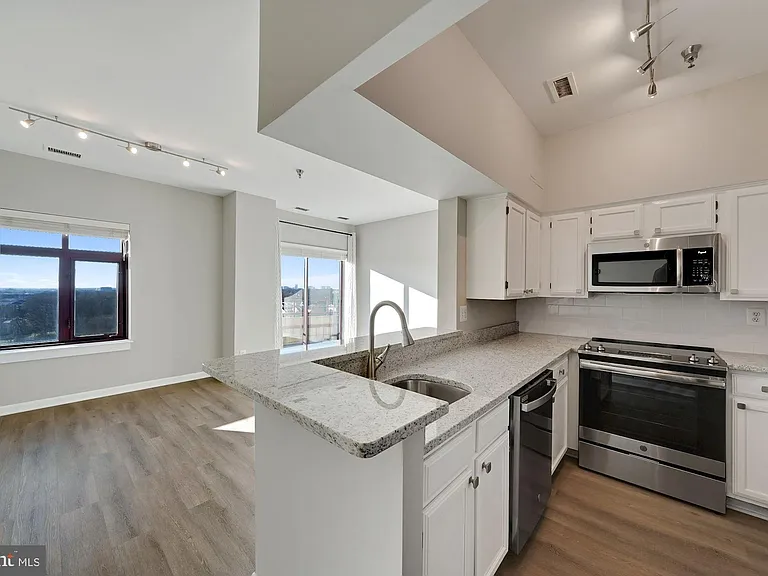 2400 Clarendon Blvd #Penthouse 12 — Photo 4