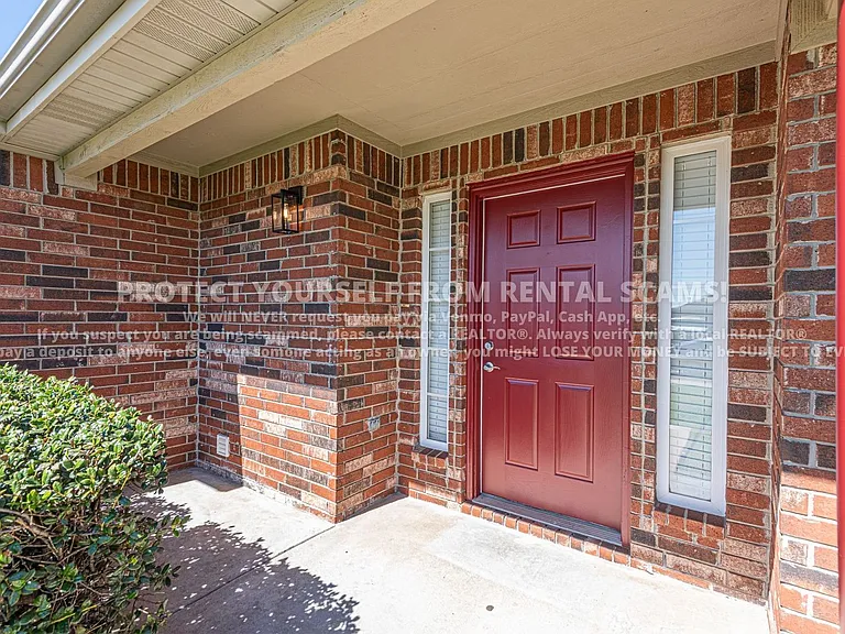 3806 SW Hansom Loop — Photo 2