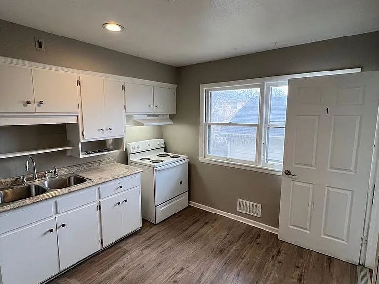 1122 E Singer Cir. (4 Unit) — Photo 10