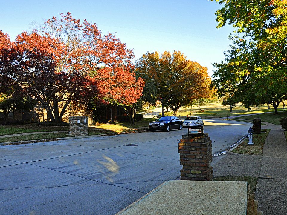 2nd image of 1712 Crockett Cir