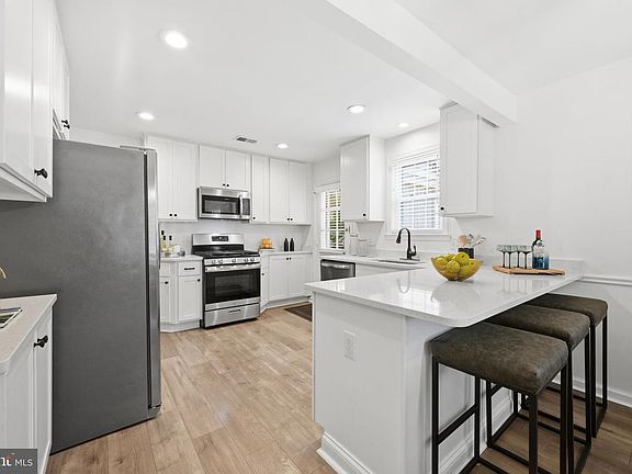 4th image of 3512 Longfellow St