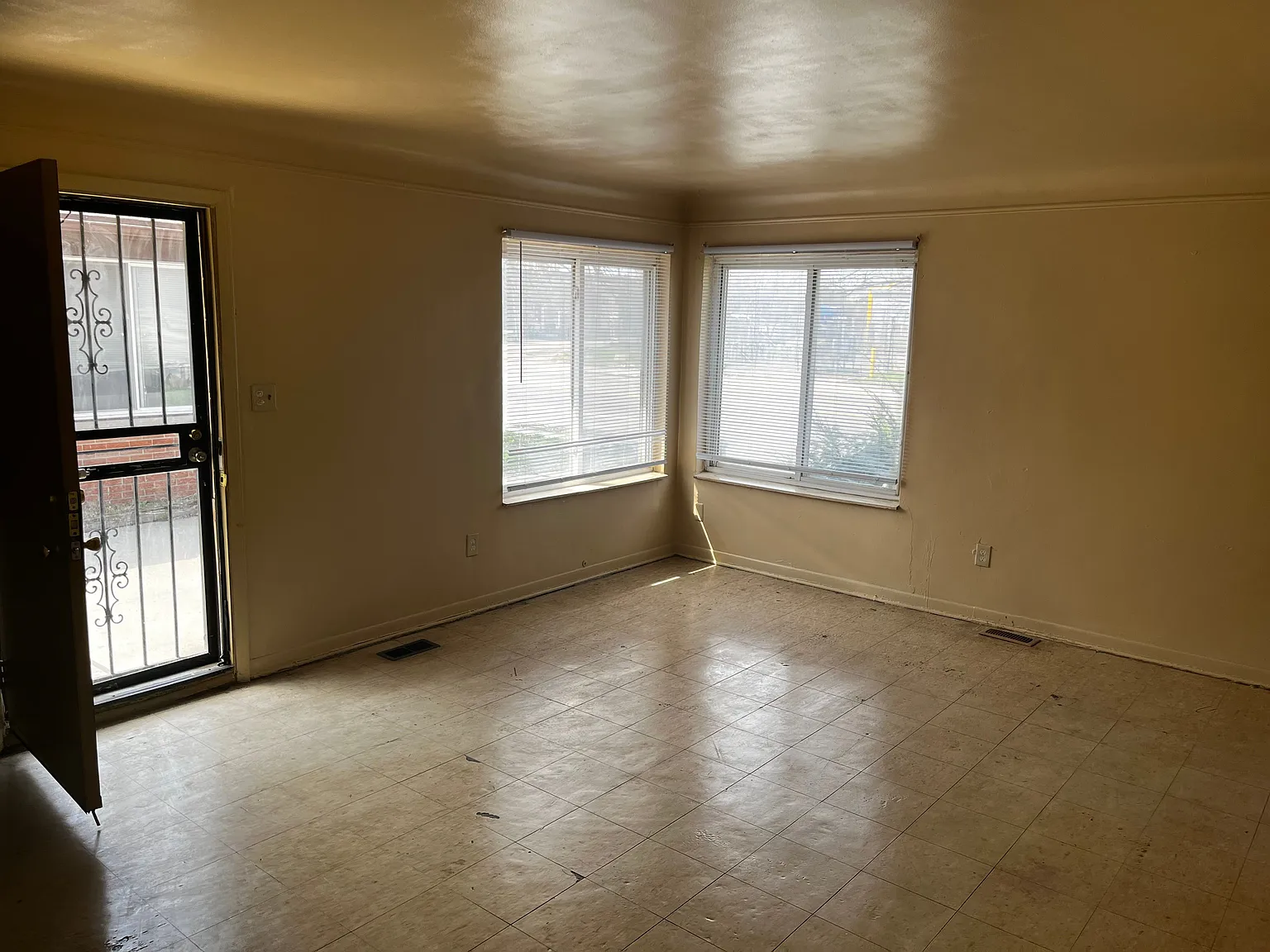 2 bed, 1.0 bath, $750 — Photo 4