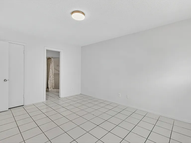 Las Palmas Apartment — Photo 17