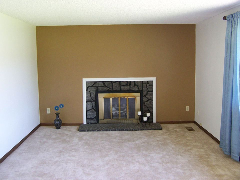 Living Room/Gas Log Fireplace